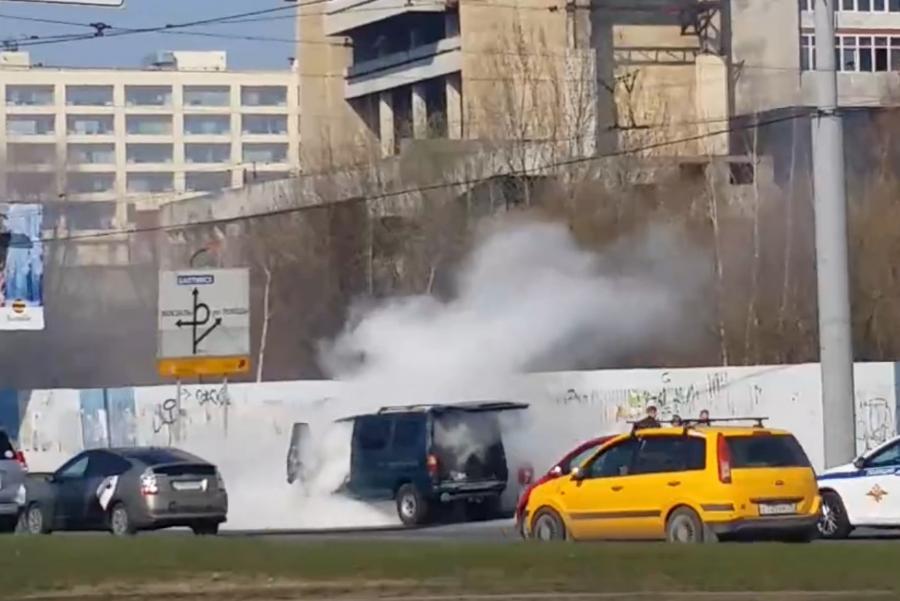 Очевидцы: в Калининграде у Дома Советов загорелся автомобиль (видео)