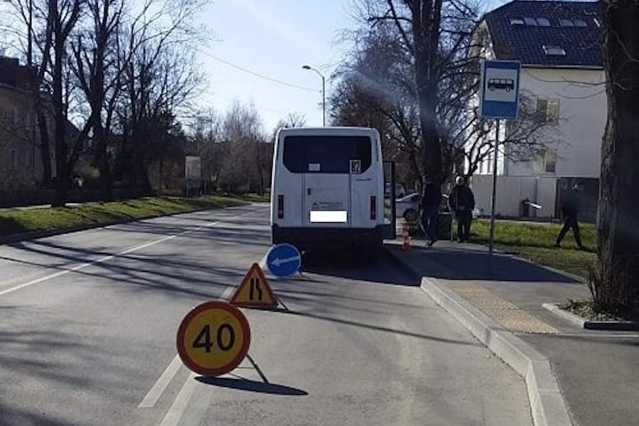 Женщина получила травмы в тронувшемся от остановки в автобусе