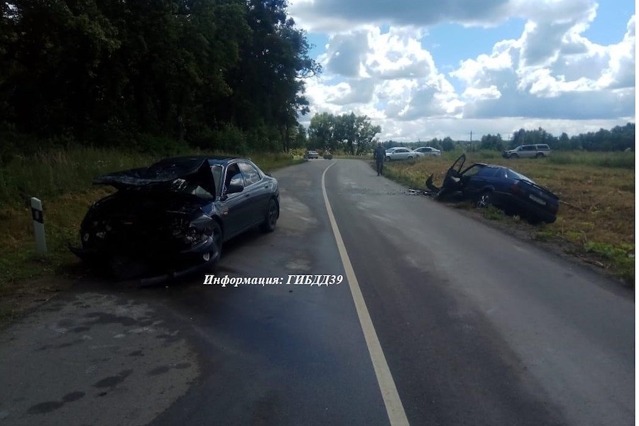 Под Гвардейском в лобовую столкнулись два авто, пострадала семейная пара (фото)