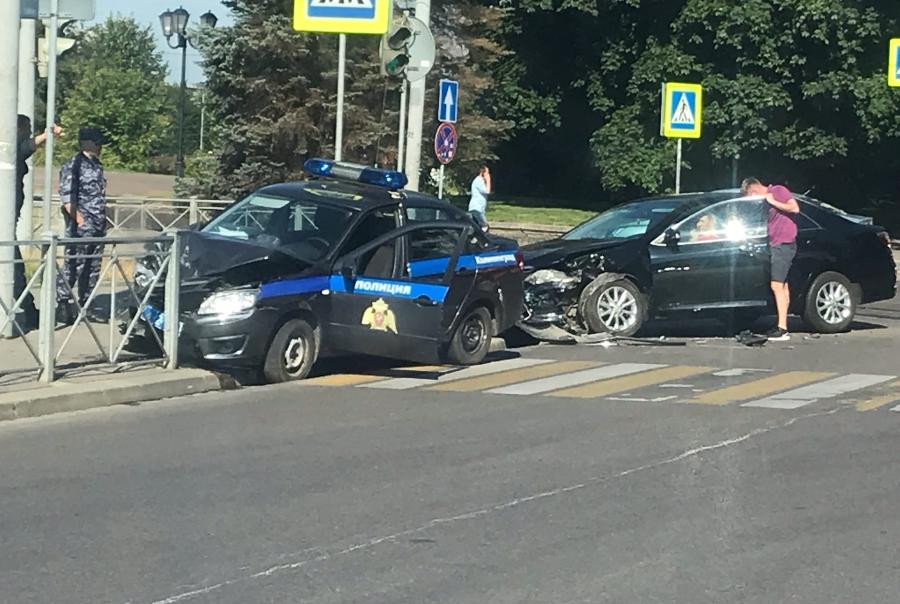 В Калининграде у Южного вокзала произошло ДТП с машиной полиции (фото)