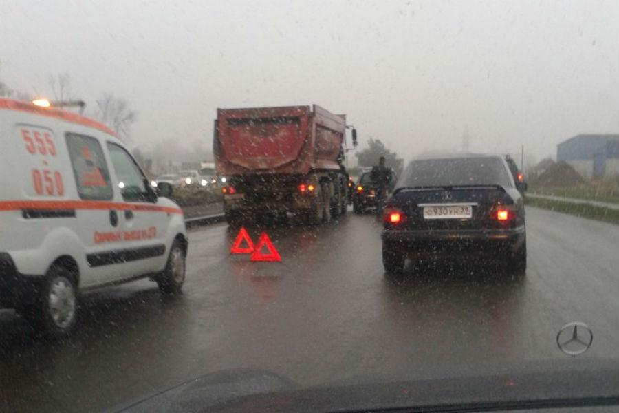 На выезде из города столкнулись легковушка и грузовик (фото)