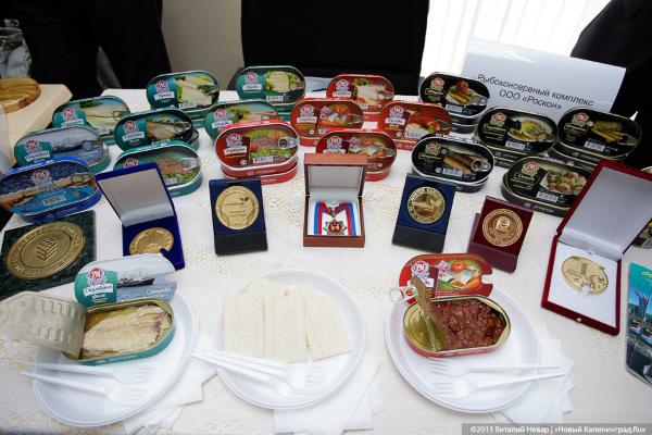 Россия частично сняла запрет на шпроты из Латвии и Эстонии 