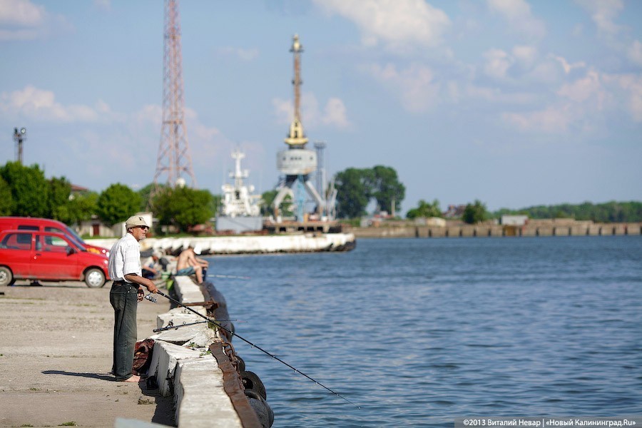 На берег Балтийской косы выбросило нефтепродукты (фото)