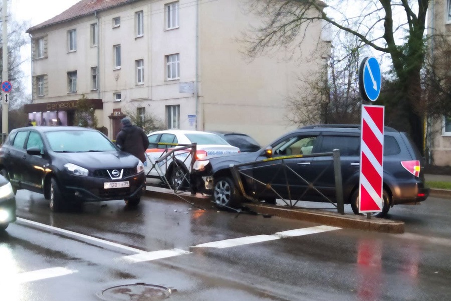 Очевидец: в районе перекрестка Горького и Озерной «Субару» протаранил ограждение (фото)