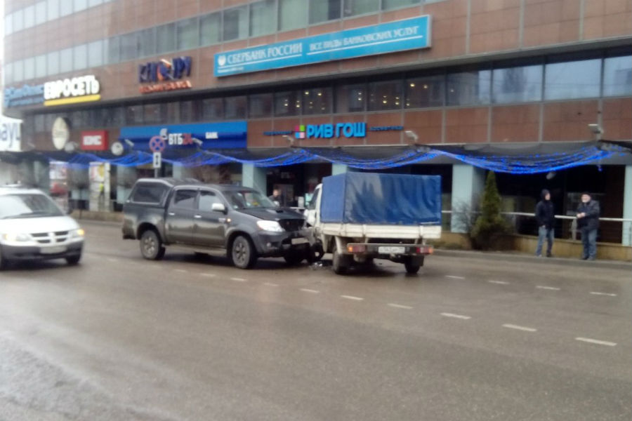 На улице Озерова столкнулись грузовик и внедорожник (фото)