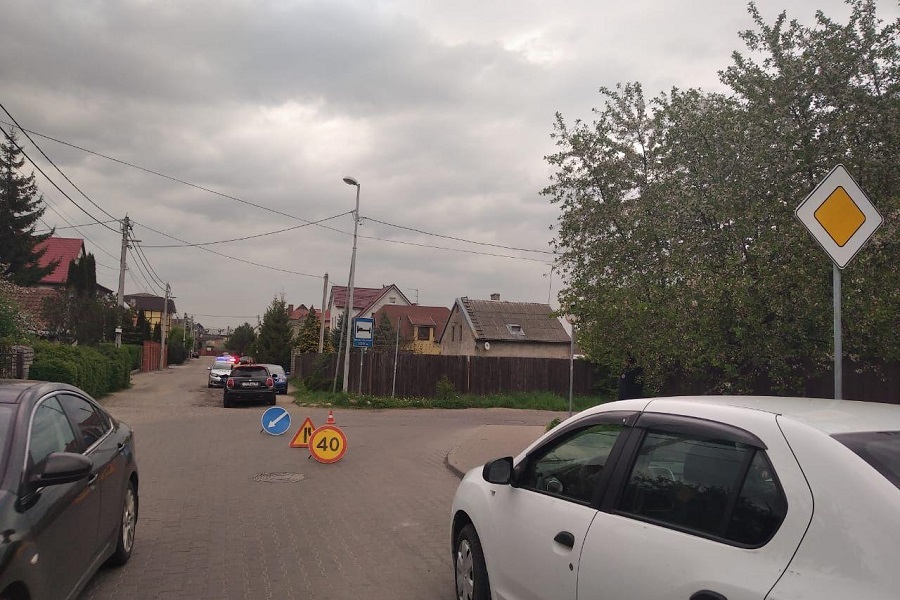 В Калининграде 24-летняя девушка на электросамокате врезалась в автомобиль (фото)