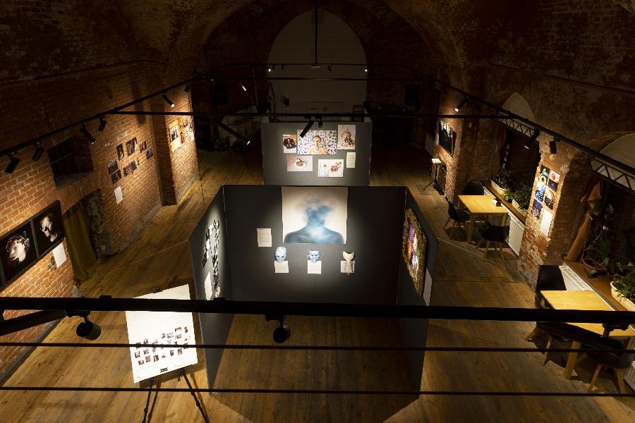 «Что такое человек?»: в «Воротах» открылась выставка фотографии и медиа-арта