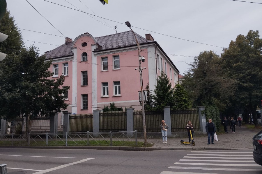 Жители об ограде на Невского: ей больше ста лет, а сейчас её посчитали незаконной (фото)