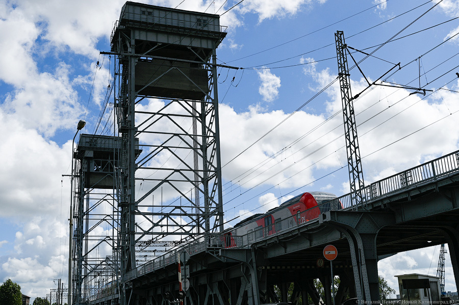 Очевидцы: в Калининграде от двухъярусного моста отвалилась ограничительная балка (видео) (дополнено)