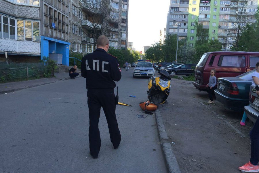 На Острове скутерист скрылся с места ДТП, в котором пострадал человек (фото)
