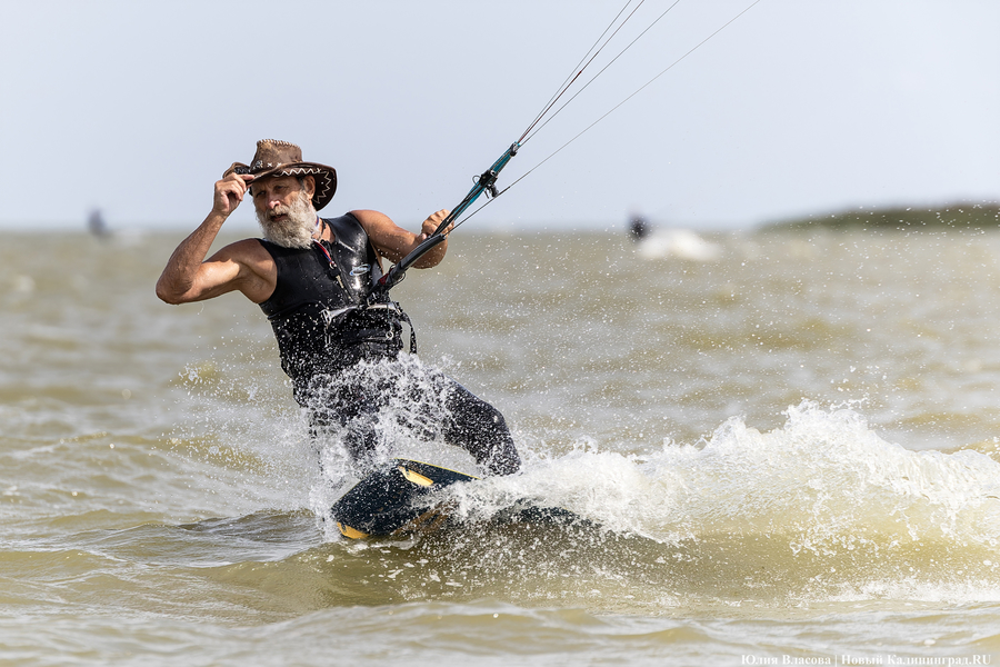 По воде против ветра: на Куршском заливе соревновались под кайтом и с крылом (фото)
