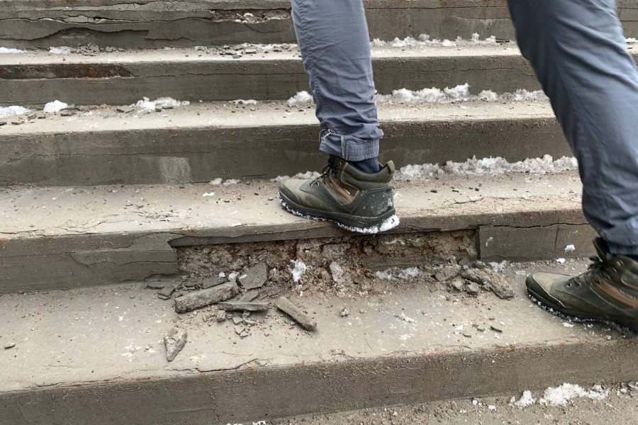 Куда ушел цемент: вместе со снегом с лестниц эстакадного моста исчезла часть покрытия (фото)