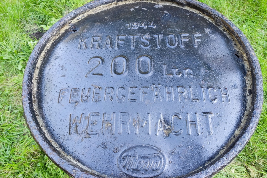 В Литовском ручье обнаружили 200-литровую бочку с топливом вермахта (фото)