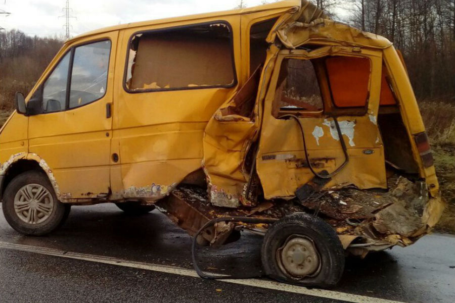 В Калининграде грузовик врезался в припаркованный на обочине микроавтобус (фото)