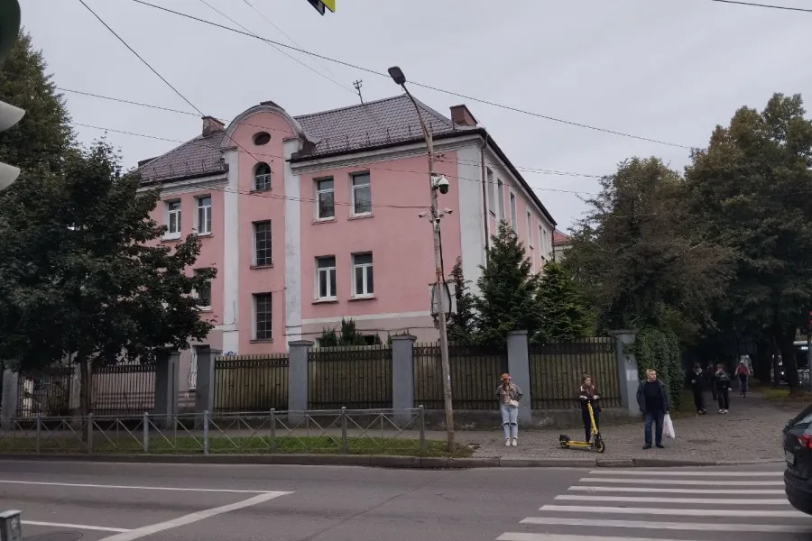 Власти пообещали снести старинную ограду на ул. Невского до конца года