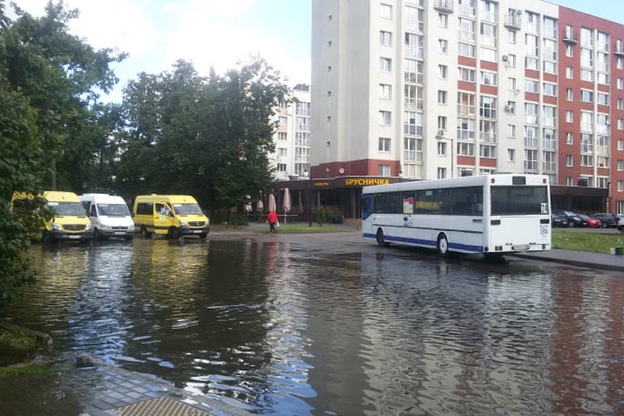 Очевидцы: на конечной на ул. Брусничной образовалось «море» (фото)
