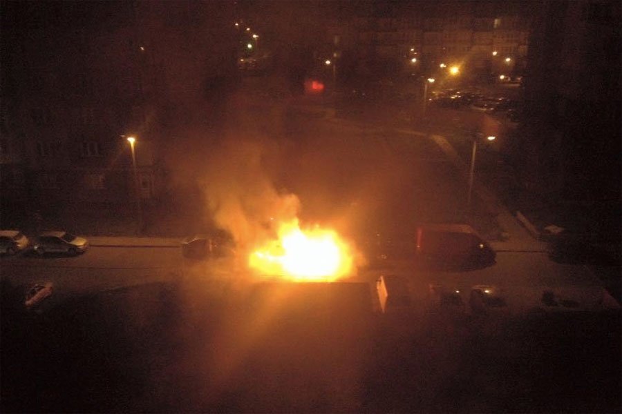 Ночью в Калининграде пылавший «Гелендваген» повредил две машины (видео)