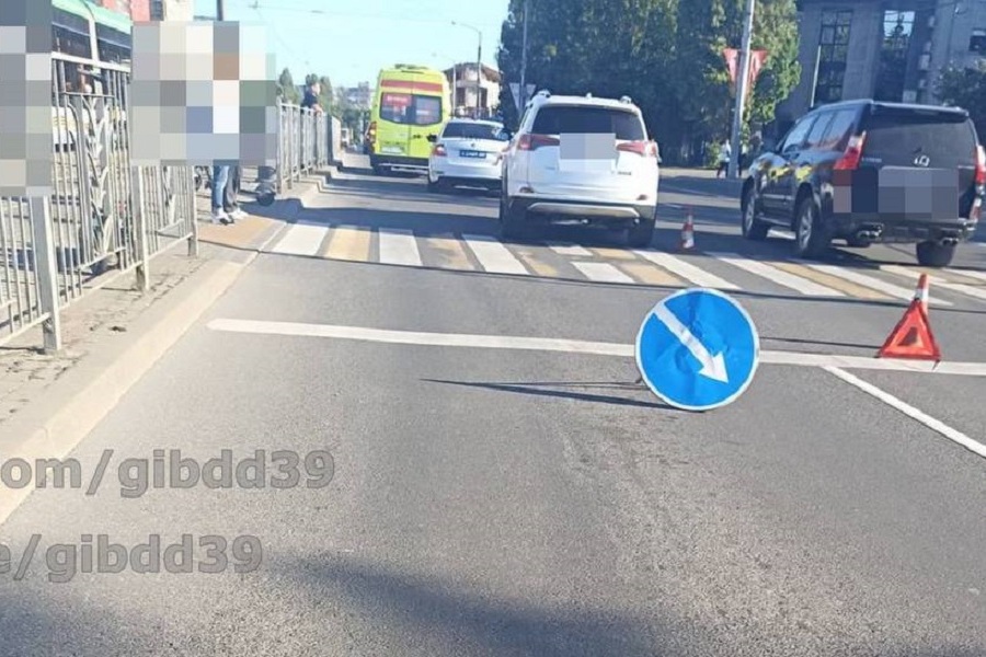 В центре Калининграда под колесами авто пострадал 19-летний электросамокатчик