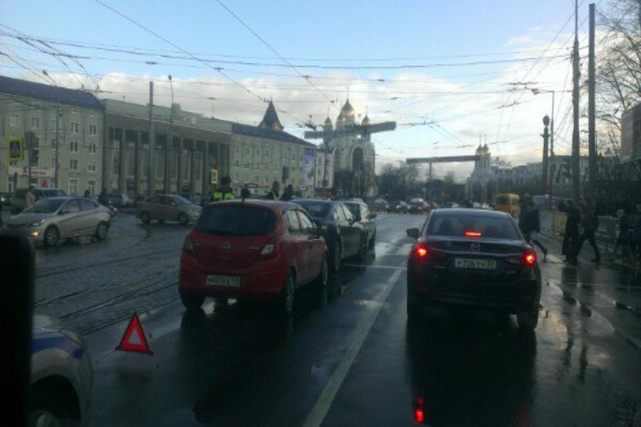 На проспекте Мира из-за тройного ДТП собирается пробка (фото)