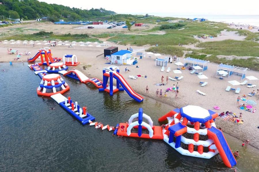 На пляж Янтарного вернулся надувной аквапарк