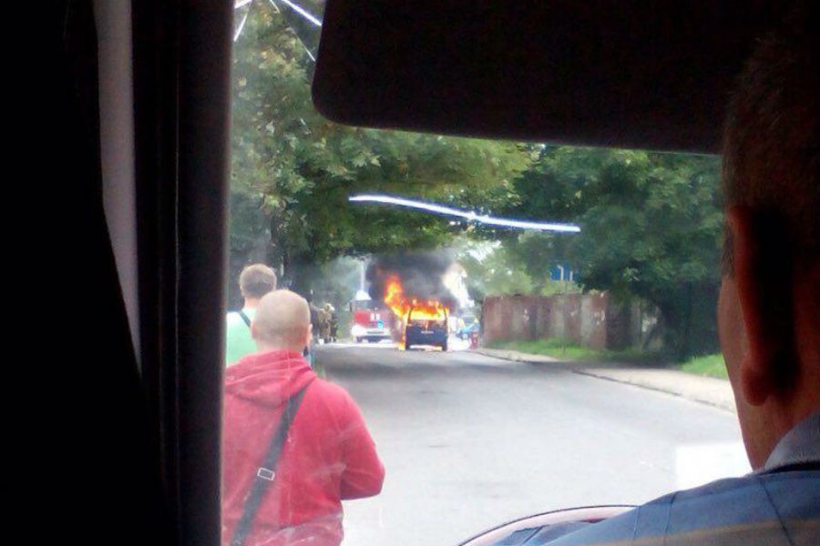 На Батальной горит микроавтобус (фото)