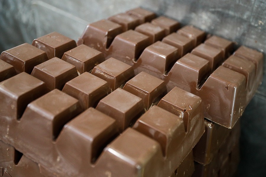 Алиханову сообщили о планах увольнения всех сотрудников шоколадной фабрики