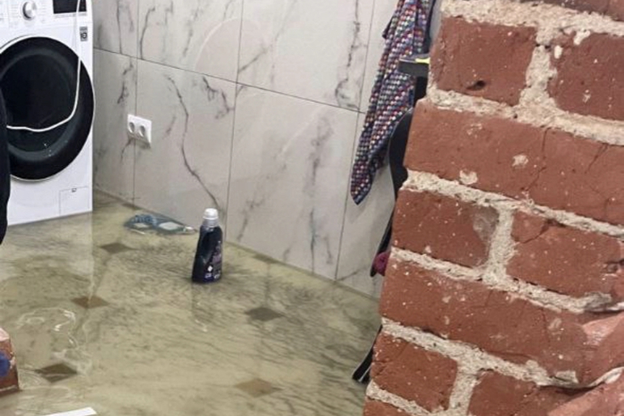 Строители повредили канализацию на ул. Красной (фото)