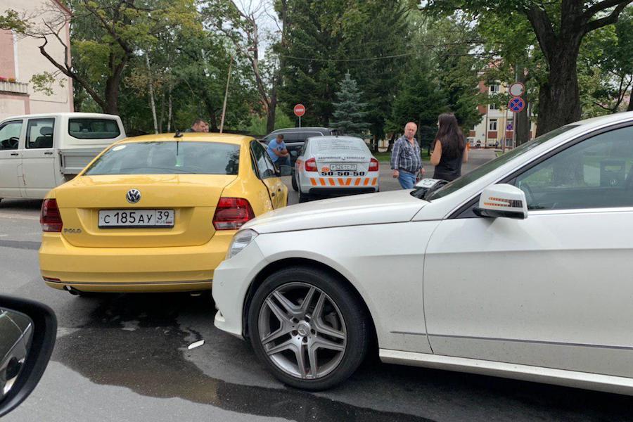 Участники ДТП на Невского блокировали поворот к БСМП (фото)