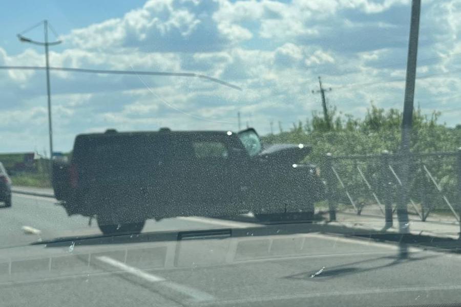 В Зеленоградске «Хаммер» снес ограждение и вылетел на тротуар (фото)