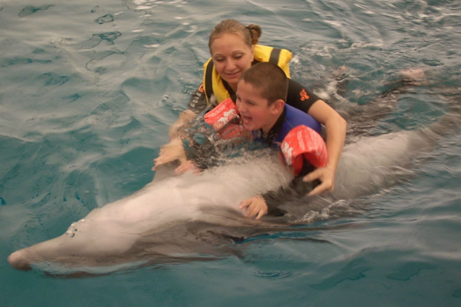 Руслан Вельмякин на курсе дельфинотерапии