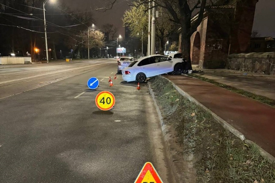 В центре Калининграда 19-летний водитель совершил ДТП с шестью пострадавшими (фото)