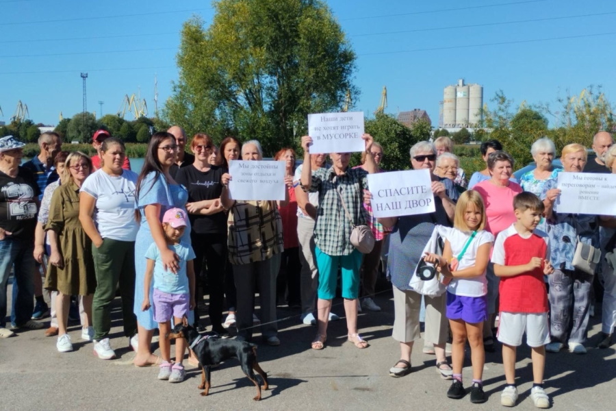 «Понимаю, почему против»: жители ул. Нансена протестуют из-за новой контейнерной площадки (фото)