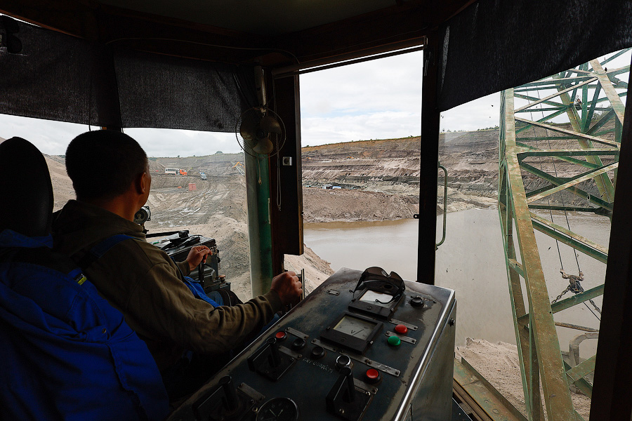 Янтарный комбинат показал, как экскаватор в карьере шагает под «Имперский марш» (видео)