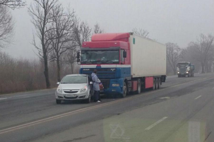 На Большой Окружной фура врезалась в легковой автомобиль (фото)