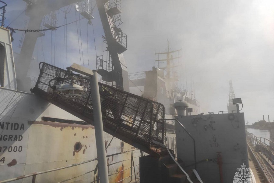 МЧС сообщило о пожаре на рыболовецком судне в Светлом (фото)