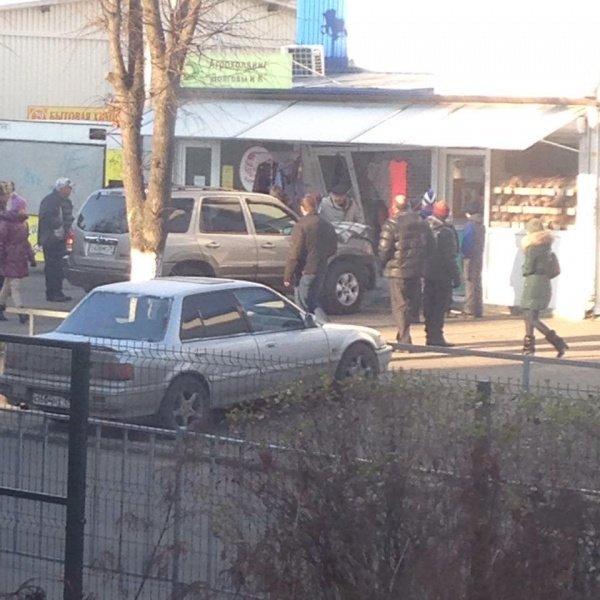 В Калининграде внедорожник въехал в торговый павильон (фото)