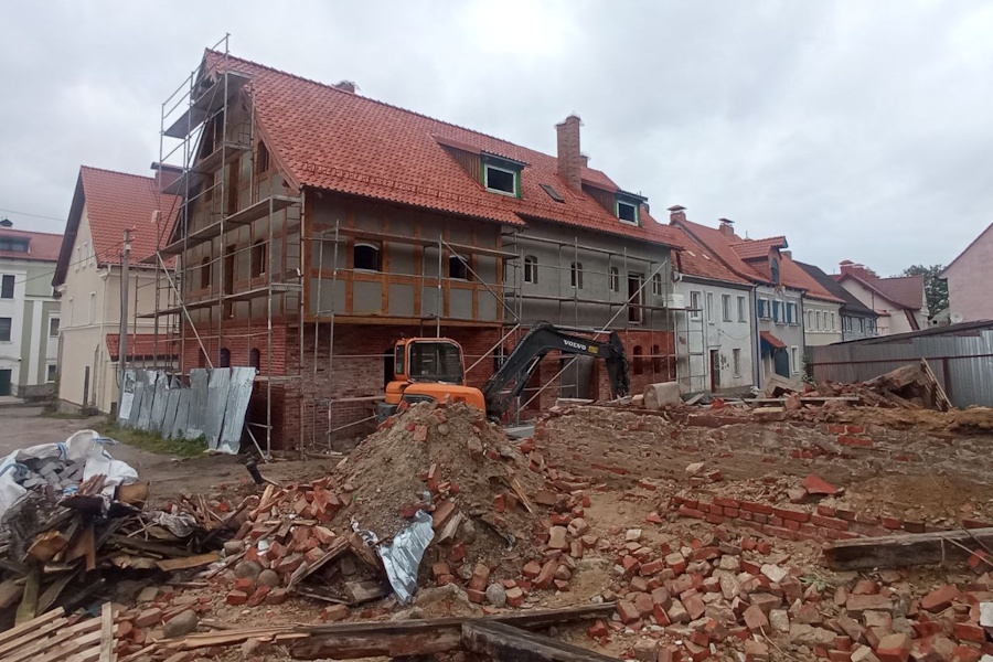 В Железнодорожном восстановили фасад одного фахверкового склада и разобрали второй (фото)