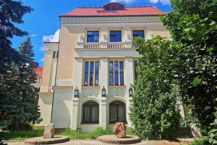 На фасад бывшего Штадтхалле вернулись «исторические» фонари (фото)