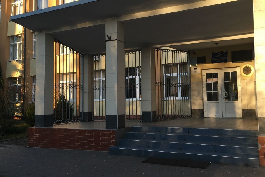 Директора лицея № 49 не стали увольнять за праздник со свиной головой