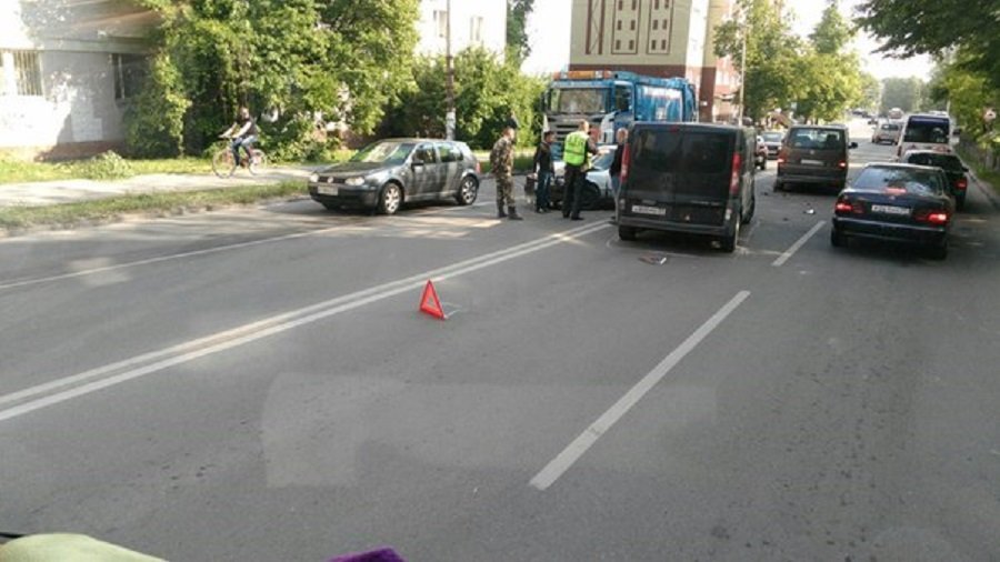 На ул. Киевской произошло тройное ДТП, движение затруднено (фото)