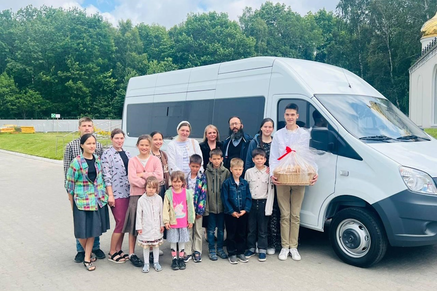 Семье, в которой воспитываются 13 детей, подарили новый микроавтобус