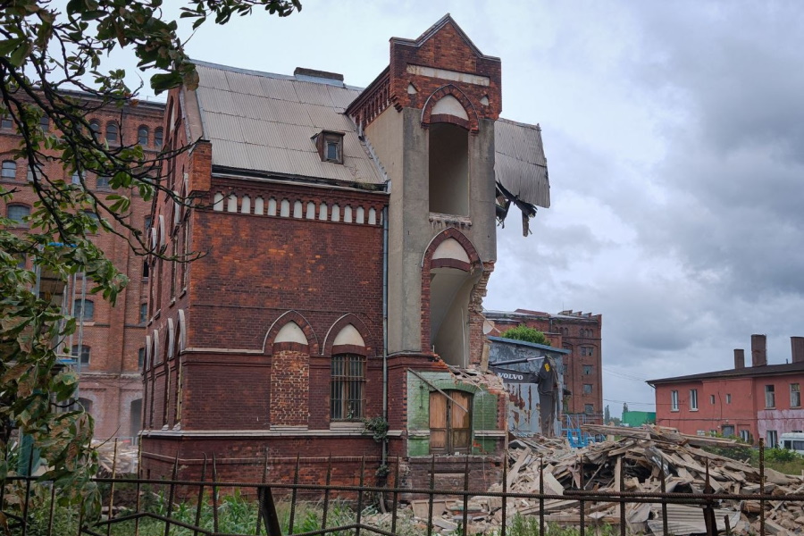 На Правой набережной сносят старинное здание на территории мукомольного завода (фото)