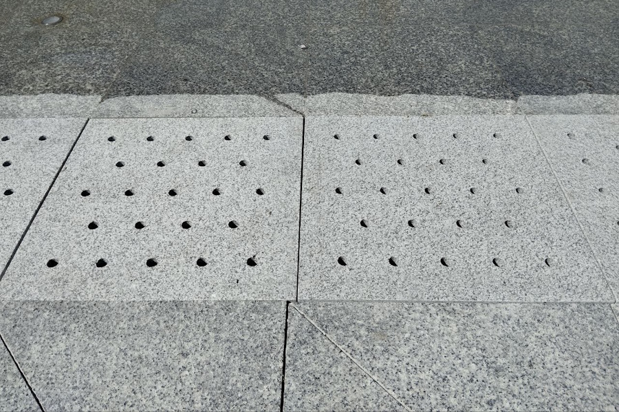 На фонтане у «Балтики» отремонтировали и усилили гранитное покрытие (фото)