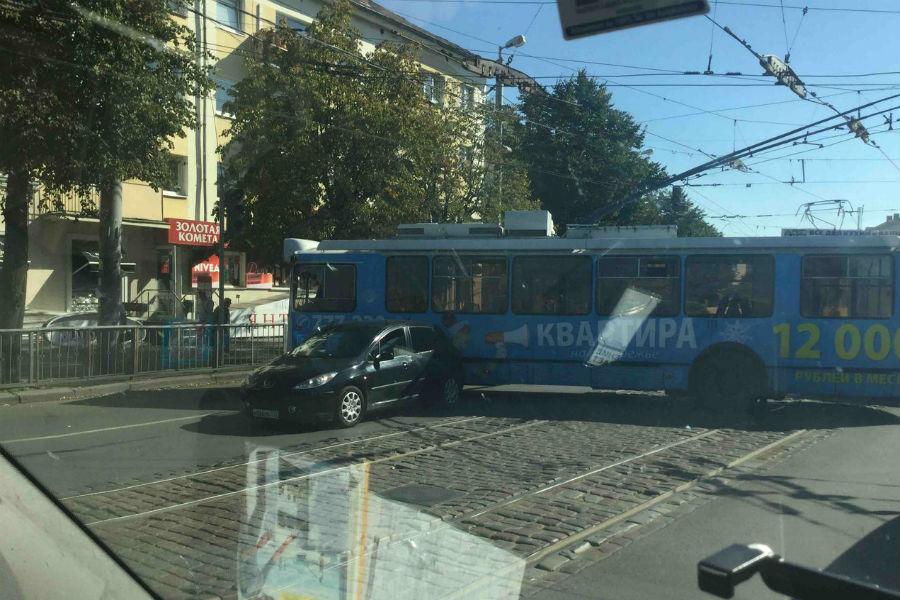 Легковушка и троллейбус блокировали движение по Ленпроспекту (фото)