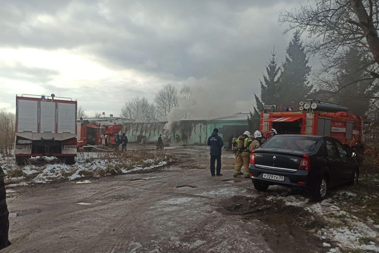 В Откосово горел склад производства матрасов (фото)