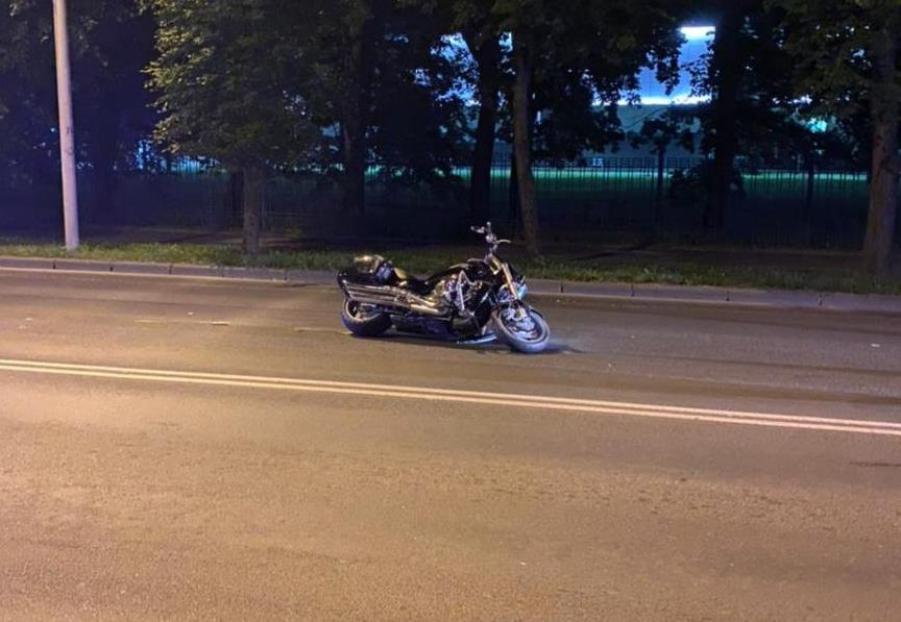 В Калининграде мотоциклист и его пассажирка без шлемов врезались в бордюр и упали