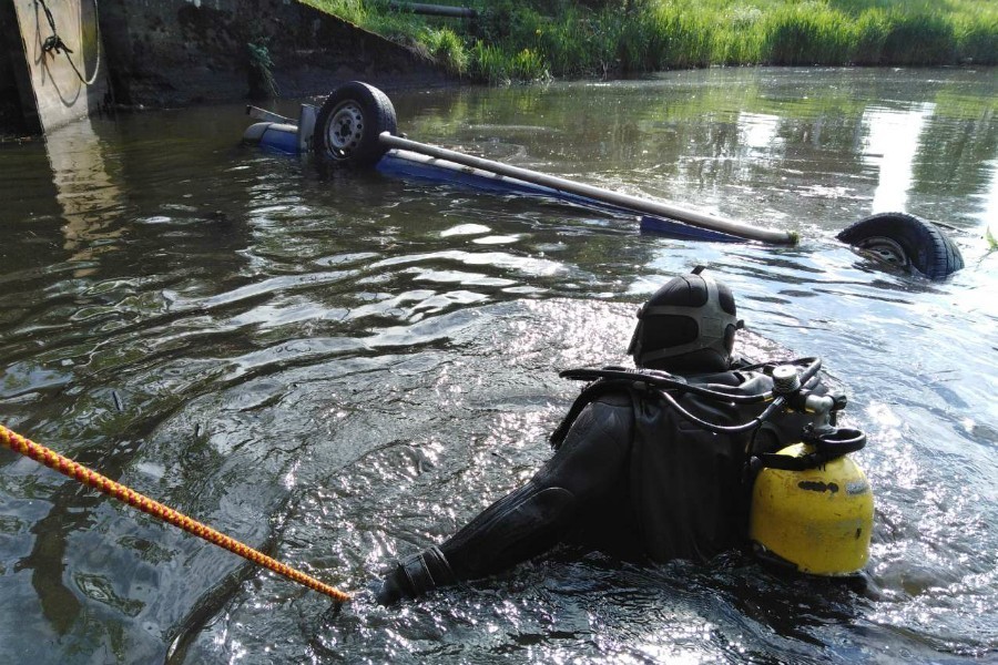На ул. Транспортной микроавтобус упал в ручей, водителя спасли очевидцы (фото)