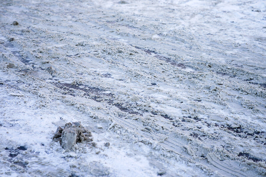 «Люди ползут на коленях»: калининградцы сообщают о «жутком катке» по всему городу (фото)