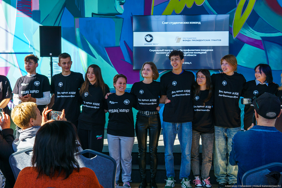 «Ошибка выжившего в общежитии»: в Калининграде прошла премьера форум-спектакля