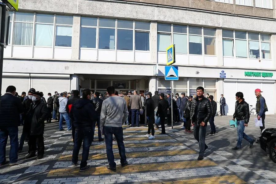 В Краснознаменске губернатора попросили помочь с оформлением гастарбайтеров